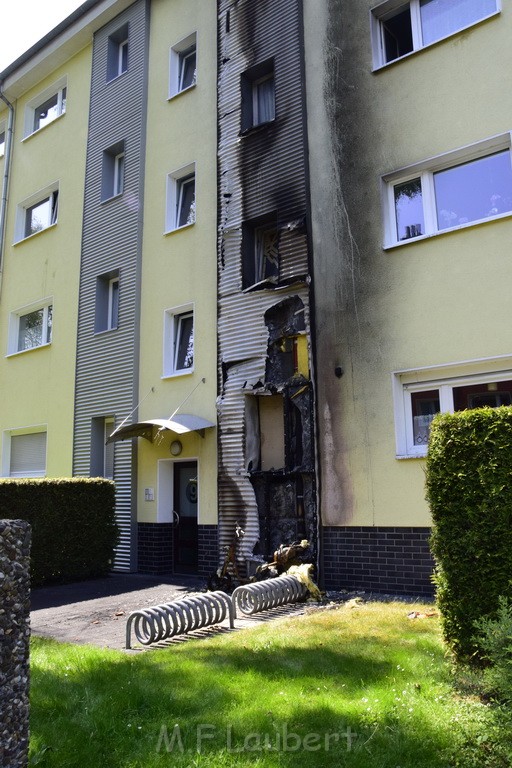 Rollerbrand dann Feuer 1 Fassadenbrand Koeln Gremberg Kroppergasse P18.JPG - Miklos Laubert